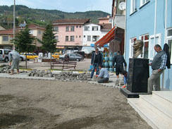 Çam Sokak ve Belediyemizin Önü Kilit Parke Dö�endi