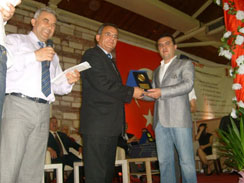 Kas-Der'den Ba�kan�m�za Plaket